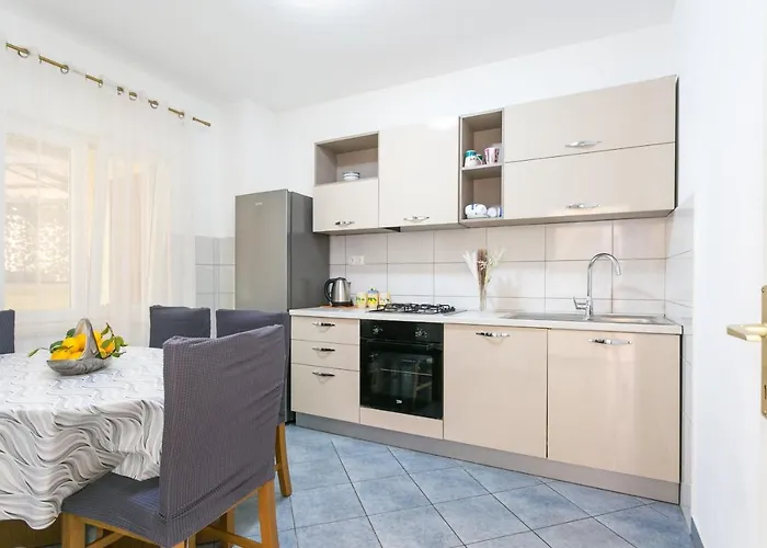Apartman With Parking Space - 22101 Split